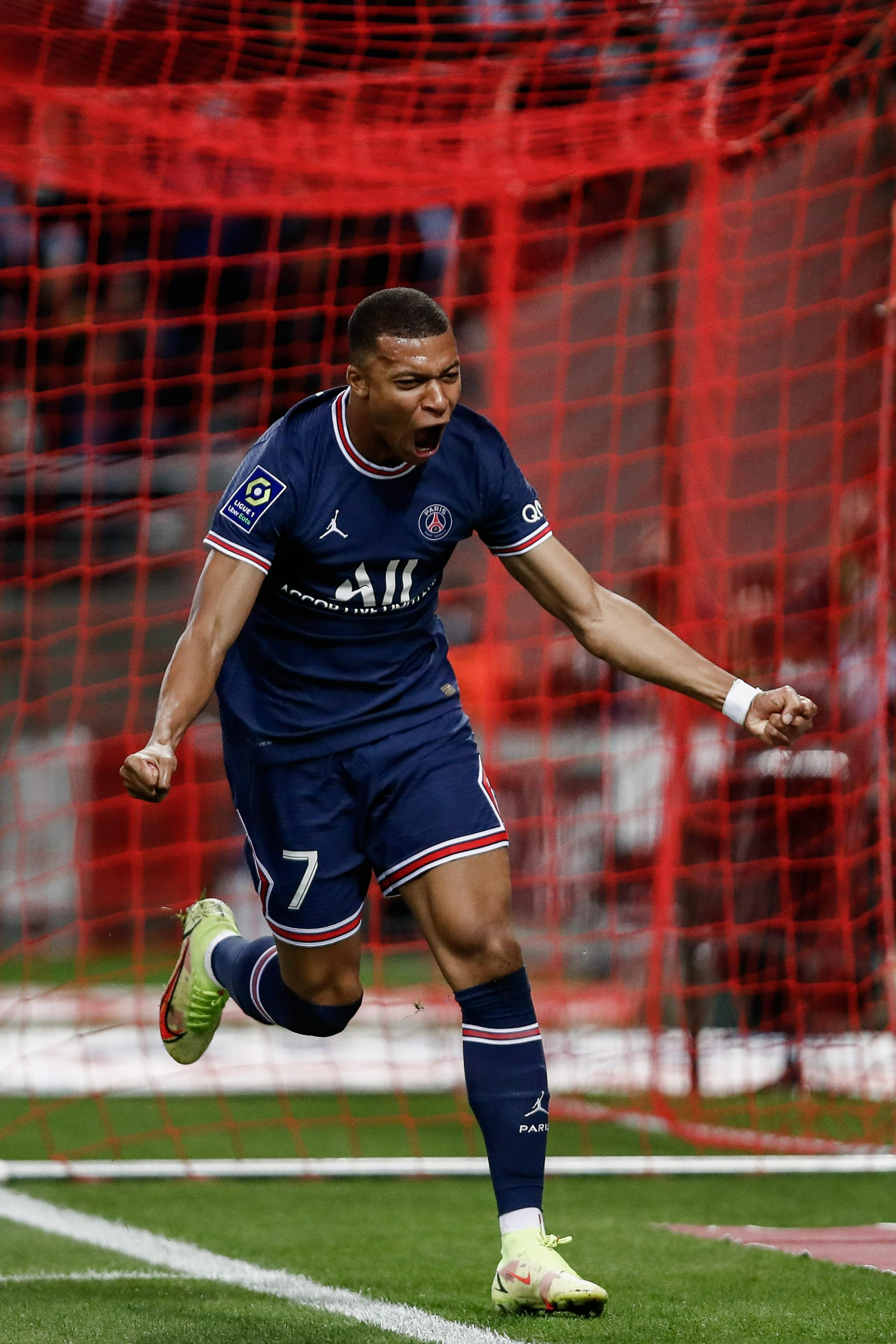 杰伦·布朗本赛季已经10次单节砍下15+，高居联盟第一