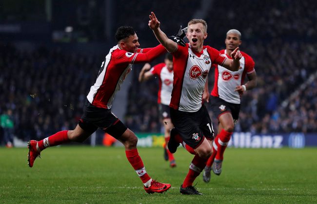 成都蓉城教练组现场观战中韩战，徐正源、金亨镒在场