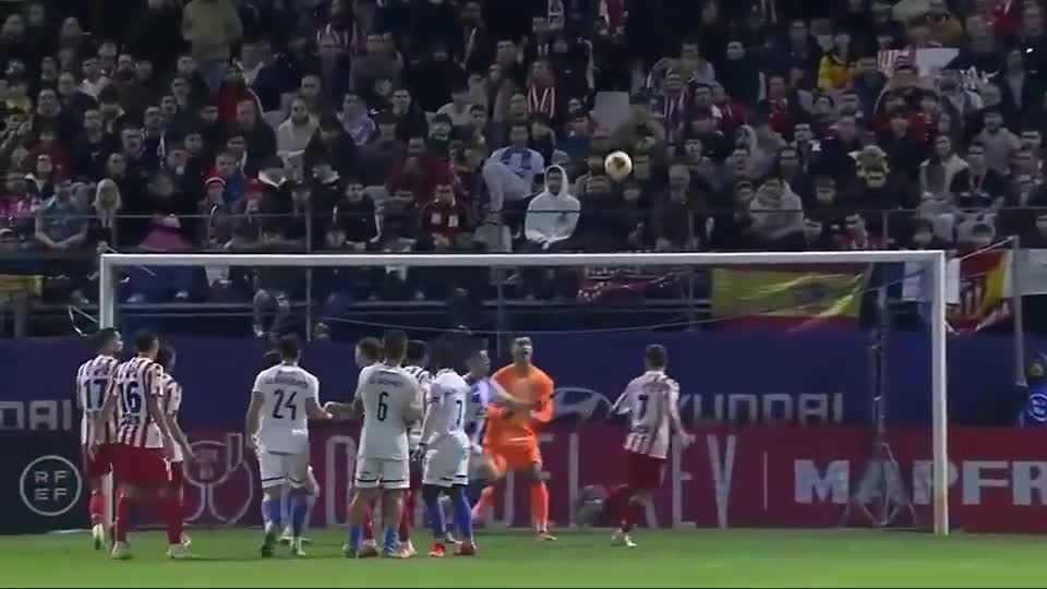 恐怖慎入，加纳国脚弗朗西斯在与日本友谊赛中小腿遭90度弯曲