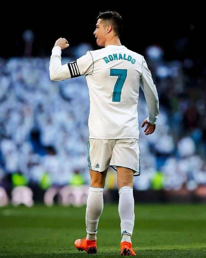 拉斯穆斯·霍伊伦(22 岁)在那不勒斯对阵尤文图斯的比赛中攻入 2 个进球！