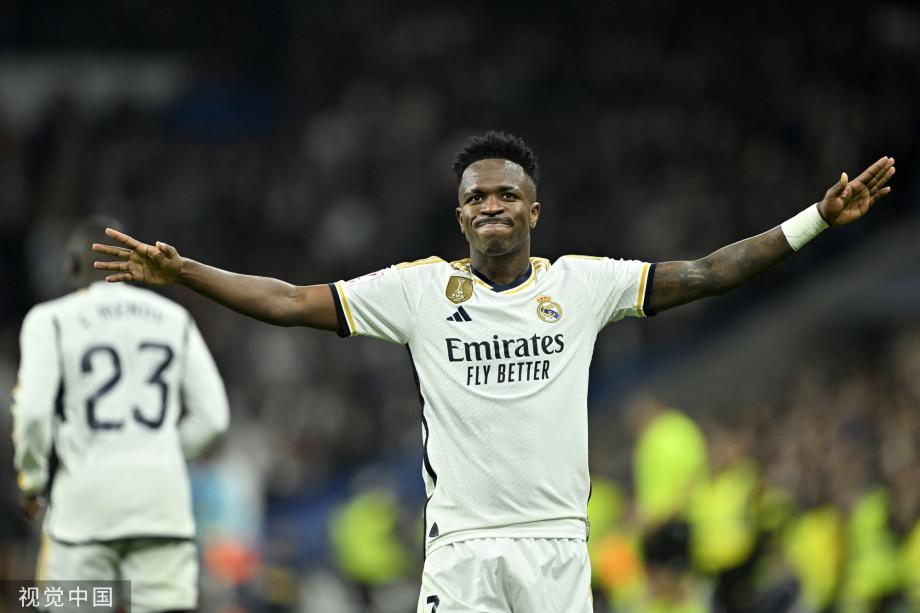 中场核心连续突破防守制造射门机会