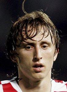 足球国足门将扑出关键点球，助球队惊险取胜