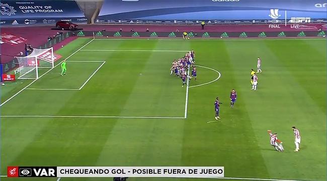 梅西杯开战，梅西和苏亚雷斯现场观战巴萨U16和河床U16的比赛